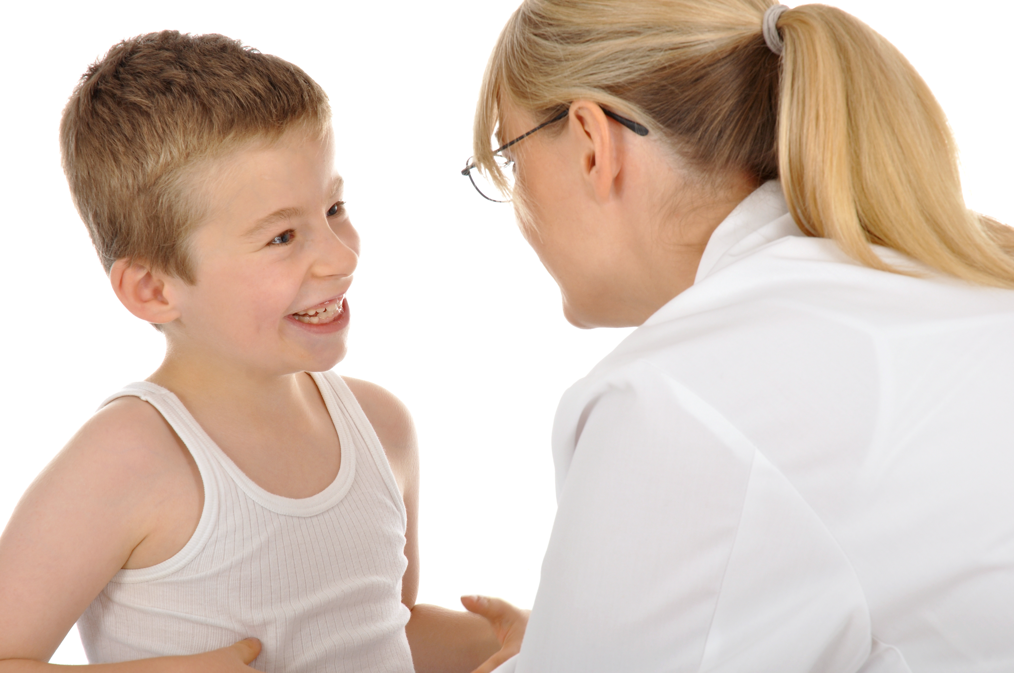 Ärztin untersucht kleinen Jungen Ärztin untersucht kleinen Jungen