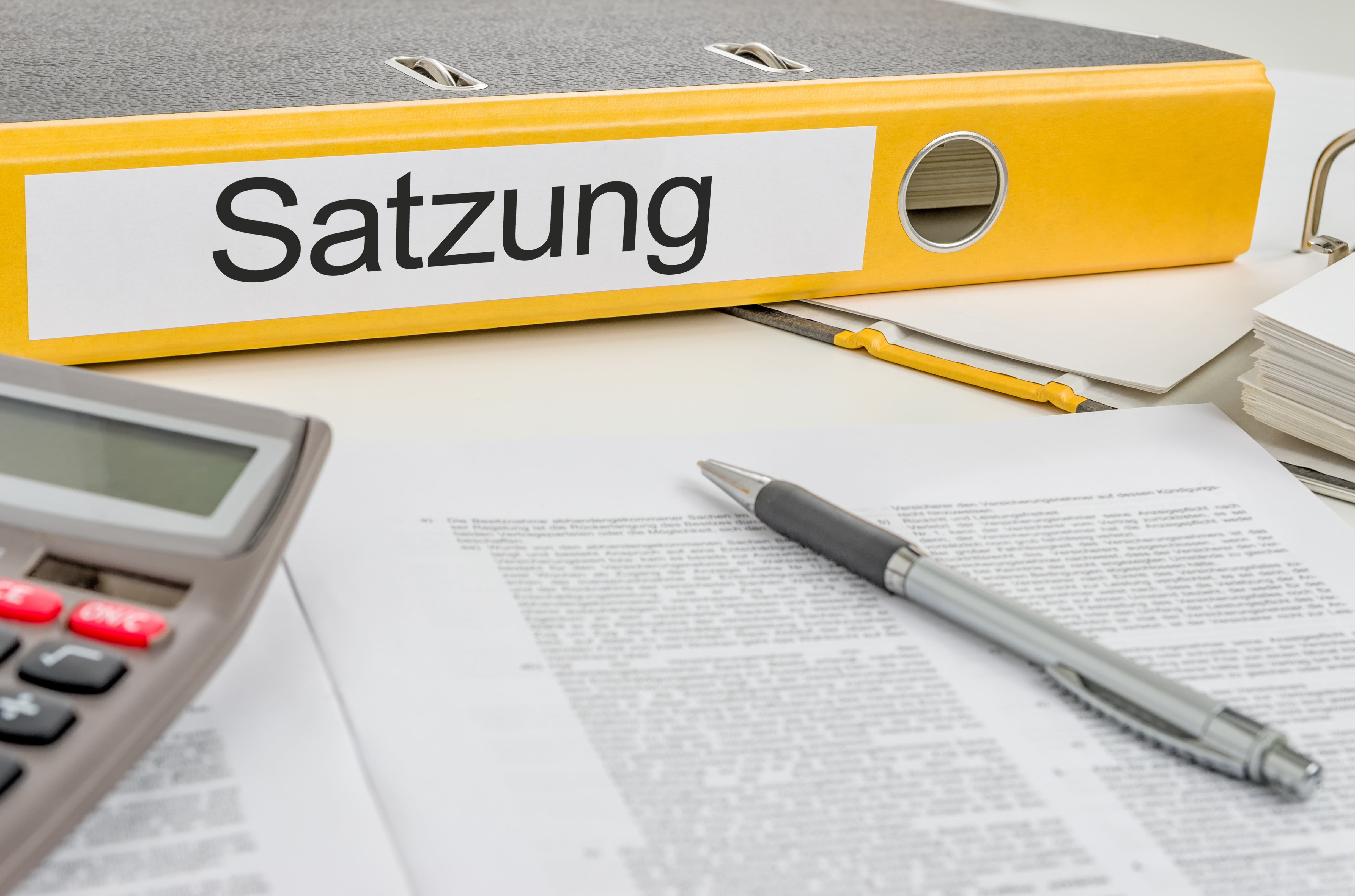 Aktenordner mit der Beschriftung Satzung Aktenordner mit der Beschriftung Satzung