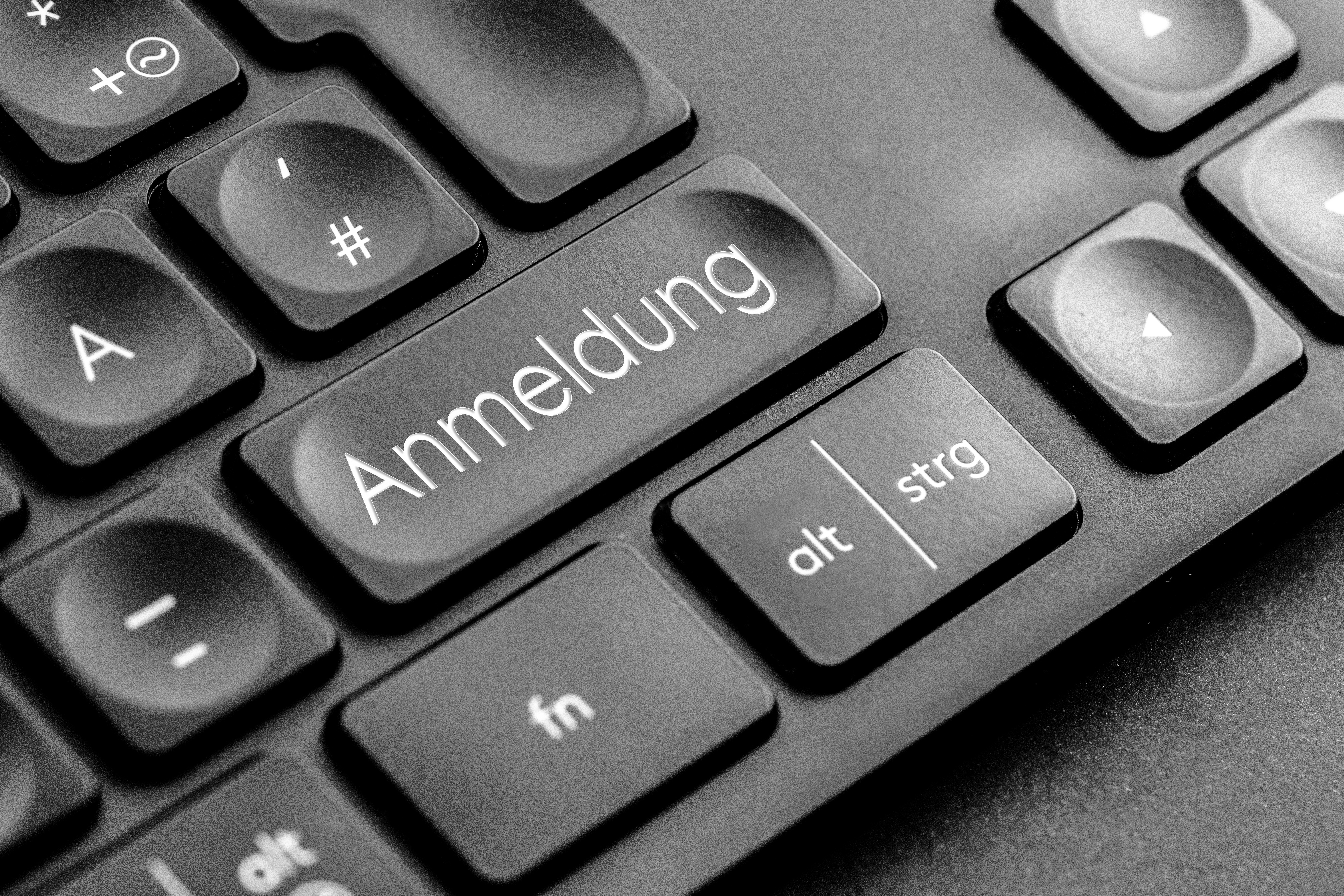 graue Anmeldung Taste auf einer dunklen Tastatur