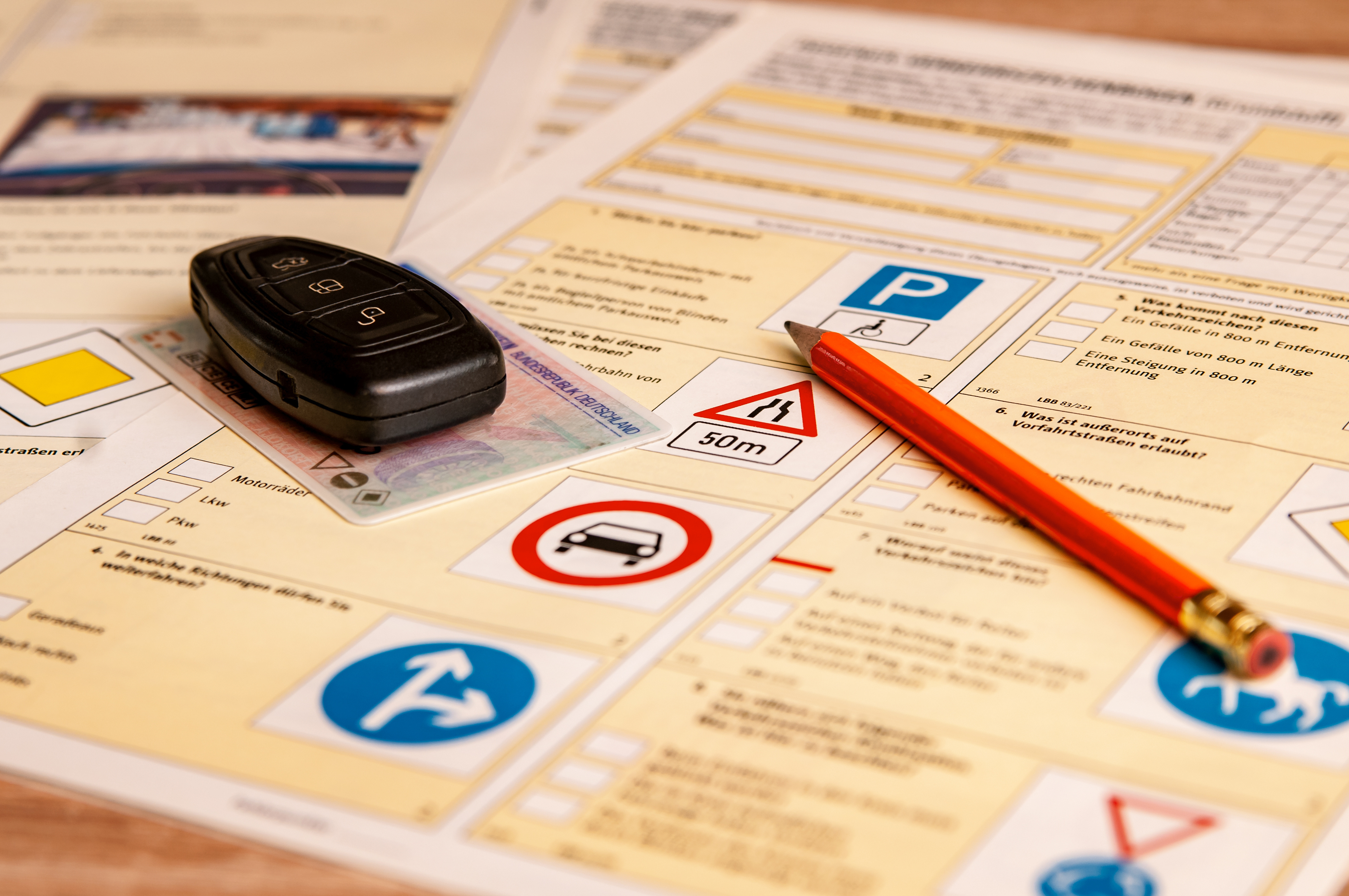 Fahrschulkbogen Führerschein und Autoschlüssel in der Fahrschu Fahrschulkbogen Führerschein und Autoschlüssel in der Fahrschu